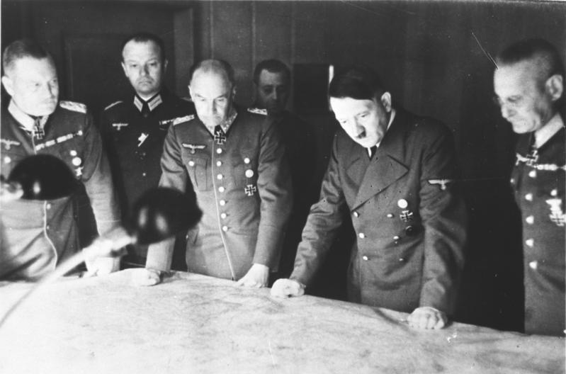 Hitler mit Generälen bei Lagebesprechung