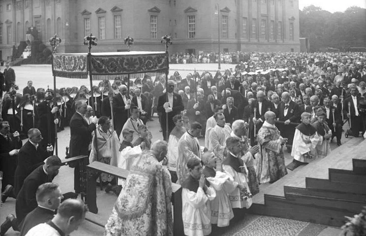 Bundesarchiv_Bild_102-06039,_Berlin,_Fronleichnam-Prozession