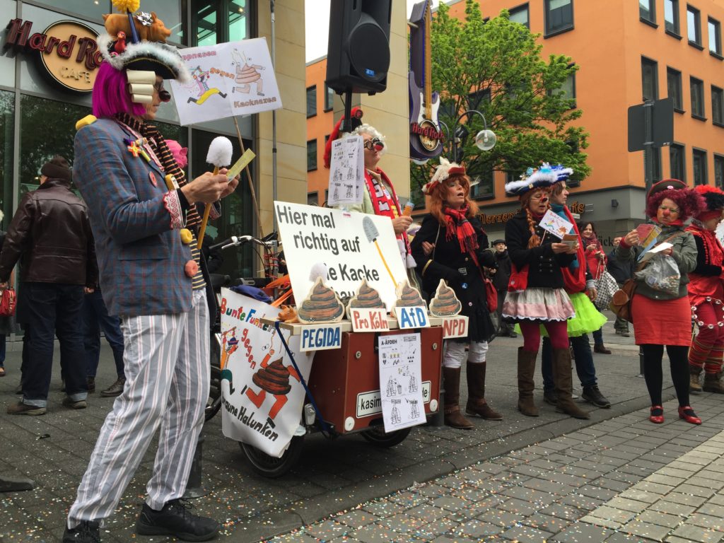 "Bunte" Gesellschaft gegen AfD Lustige vegane Wollmützen mit