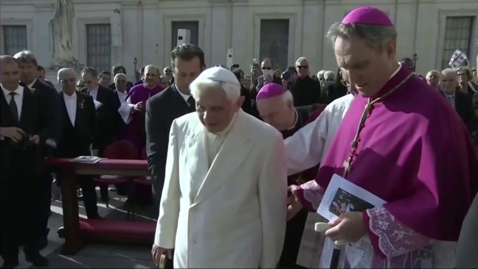Benedetto_XVI_2014
