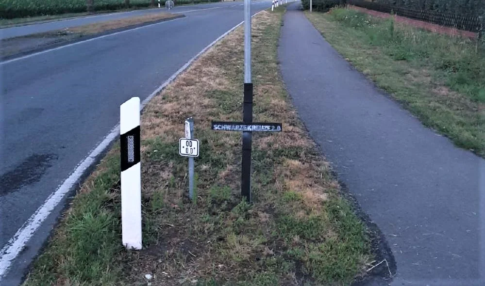 Schwarzes Kreuz am Ortseingang Schapen