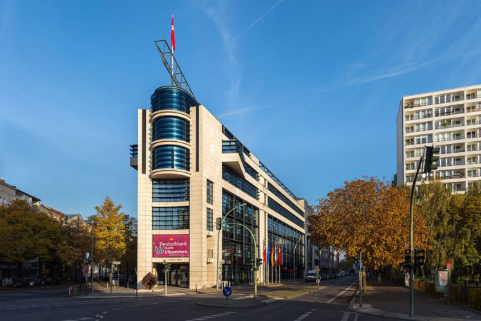 SPDZentrale in Berlin Kreuzberg mit Farbe und Steinen