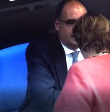 Merkel: Keine Maske, kein Abstand – selbst die Mahnung Schäubles kümmert sie nicht