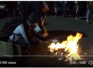 Portland: Antifa verbrennt öffentlich Bibelausgaben