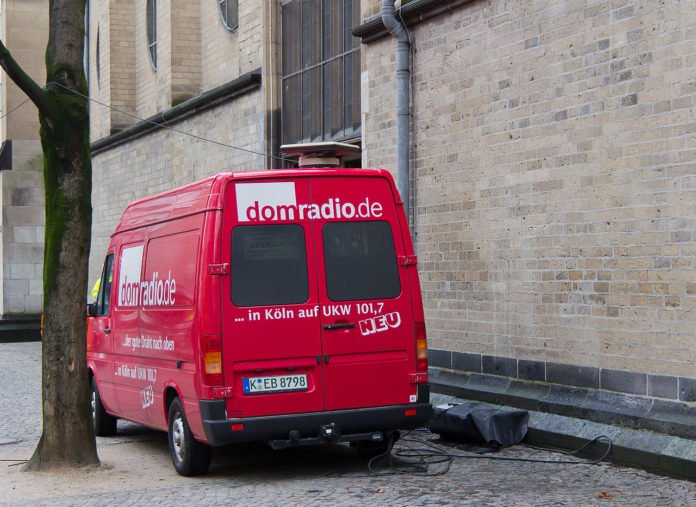 1280px-Domradio_Übertragungswagen-4119