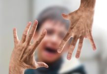 Mann verschlägt 10-jährigen Autisten in Zug, weil er keine Maske trägt