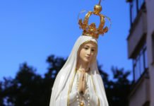 Berlin bekennt sich zu Maria: Große Lichterprozession mit Bischof Eleganti zum Brandenburger Tor