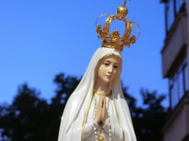 Berlin bekennt sich zu Maria: Große Lichterprozession mit Bischof Eleganti zum Brandenburger Tor