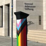 Verqueerte CDU: Konrad-Adenauer-Stiftung jetzt mit Regenbogen-Parkuhr