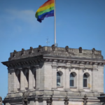 Julia Klöckner lässt morgen wieder Regenbogenflagge auf Reichstag hissen