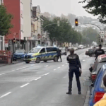 Unter den Augen der Polizei: Eisenstangenmann zertrümmert mehrere Polizeiautos