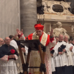Krieg gegen Satan: Kardinal hält Exorzismusgebet im Petersdom Krieg gegen Satan: Kardinal hält Exorzismusgebet im Petersdom