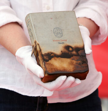 Hausdurchsuchung – Freiheitsberaubung – Diktatur – Krieg