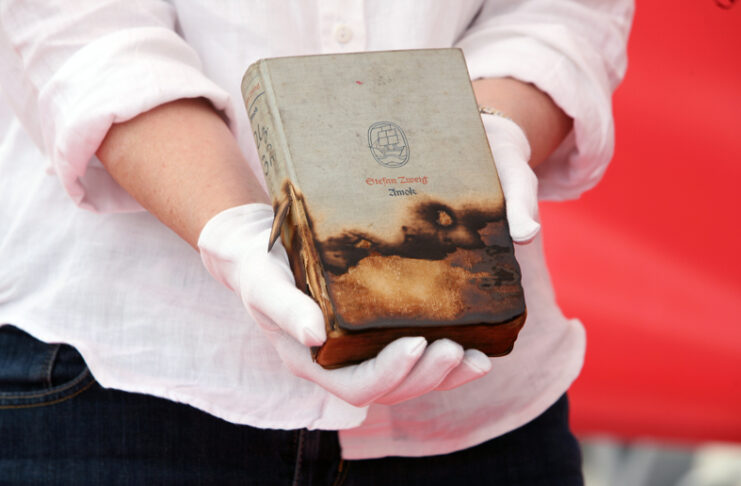 Hausdurchsuchung – Freiheitsberaubung – Diktatur – Krieg