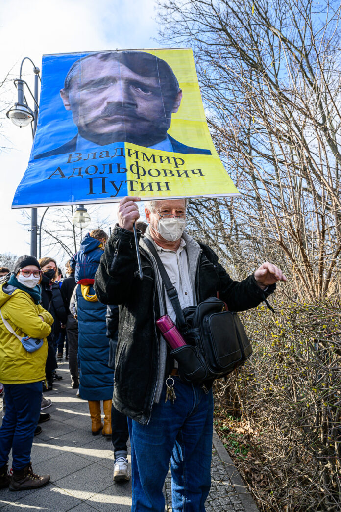 Demonstration gegen den Krieg in der Ukraine, Brandenburger Tor, Berlin, 27.02.2022