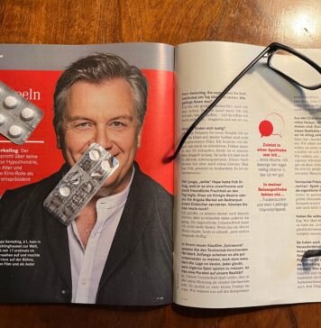 Kerkeling wischen Stützstrümpfen und Aspirin: Antifaschismus in der Apotheken-Umschau