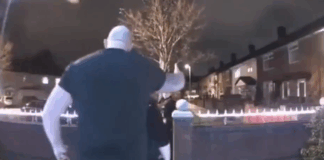 Video: Brite vertreibt Polizei, die ihn wegen „Hassrede“ festnehmen will