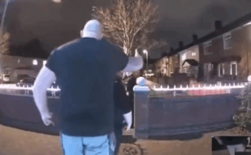 Video: Brite vertreibt Polizei, die ihn wegen „Hassrede“ festnehmen will