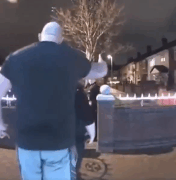 Video: Brite vertreibt Polizei, die ihn wegen „Hassrede“ festnehmen will