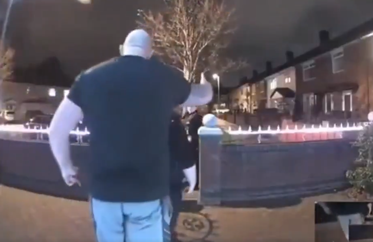 Video: Brite vertreibt Polizei, die ihn wegen „Hassrede“ festnehmen will