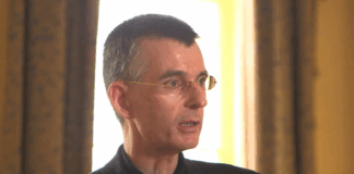 Wolfgang Rothe: Queeren Priester holt seine schlimme Vergangenheit ein