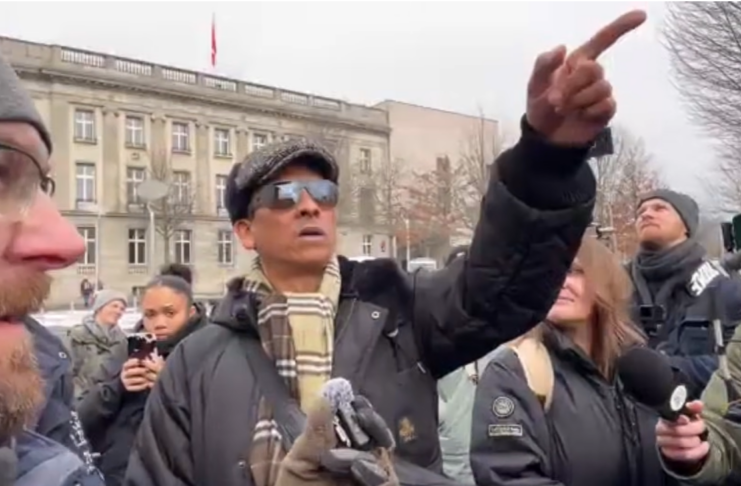 Epstein-Skandal: Polizei löst Demo auf, bevor Xavier Naidoo auftreten kann