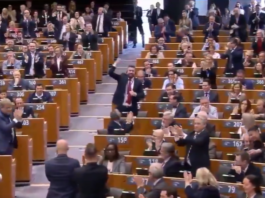 Jubel im EU-Parlament: Brandmauer gefallen, strengere Abschieberegeln