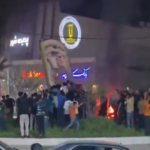 Jubelnde Iraner stürzen Statuen des Ayatollah Ali Khamenei.