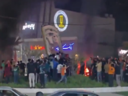 Jubelnde Iraner stürzen Statuen des Ayatollah Ali Khamenei.