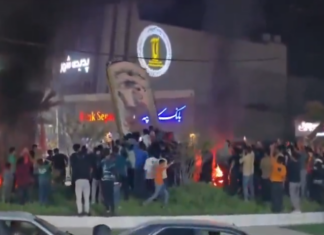 Jubelnde Iraner stürzen Statuen des Ayatollah Ali Khamenei.