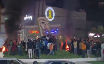 Jubelnde Iraner stürzen Statuen des Ayatollah Ali Khamenei.