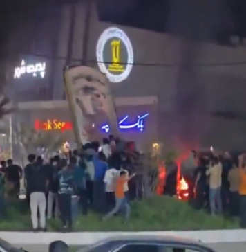 Jubelnde Iraner stürzen Statuen des Ayatollah Ali Khamenei.