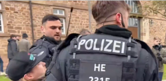 Polizei und „Antifa“-Mob Hand in Hand? „Weichreite“-Journalist abgeführt