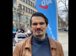 Faustschlag ins Gesicht: Angriff auf AfD-Politiker an Wahlkampfstand