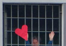 Gefängnisbesuch bei Corona-Ärztin: „Sie winkte mir mit einem roten Herz aus der Zelle“