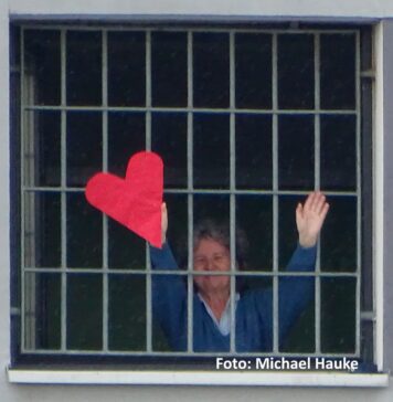 Gefängnisbesuch bei Corona-Ärztin: „Sie winkte mir mit einem roten Herz aus der Zelle“