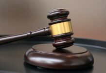 Nicht-binäre Person scheitert mit Klage gegen Bewerbungsabsage