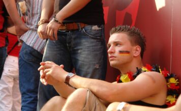 „Nazi-Schweine!“ Fußballfans von „Antifa“ angegriffen, weil sie Deutschland-Fahnen zeigten