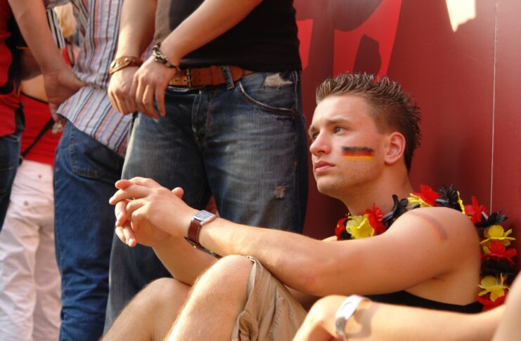 „Nazi-Schweine!“ Fußballfans von „Antifa“ angegriffen, weil sie Deutschland-Fahnen zeigten