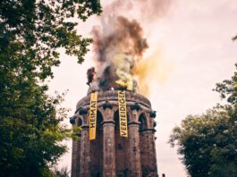 „Wir besetzen das Hermannsdenkmal“ – Identitäre protestieren gegen Windpark im Teutoburger Wald