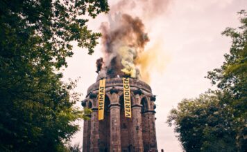 „Wir besetzen das Hermannsdenkmal“ – Identitäre protestieren gegen Windpark im Teutoburger Wald