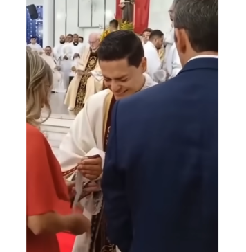 Wenn Mütter Priester schenken: Die bewegende Tradition des Manutergiums