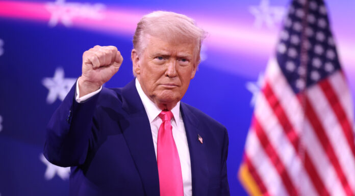 Trump erklärt Transgender-Ideologie an Schulen zum Kindesmissbrauch