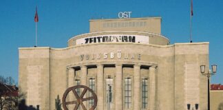 Nach AfD-Anfrage und Protesten sagt Volksbühne „Schwarzen-Badetag“ ab