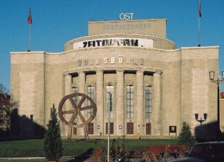 Nach AfD-Anfrage und Protesten sagt Volksbühne „Schwarzen-Badetag“ ab