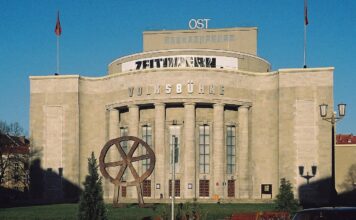 Nach AfD-Anfrage und Protesten sagt Volksbühne „Schwarzen-Badetag“ ab