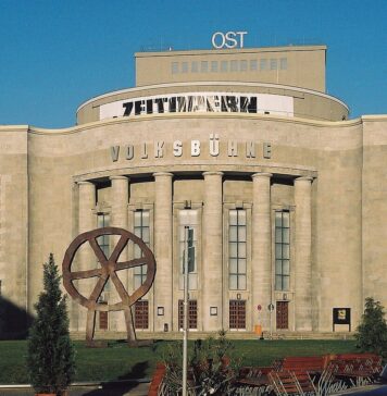 Nach AfD-Anfrage und Protesten sagt Volksbühne „Schwarzen-Badetag“ ab