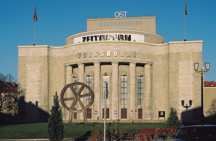 Nach AfD-Anfrage und Protesten sagt Volksbühne „Schwarzen-Badetag“ ab