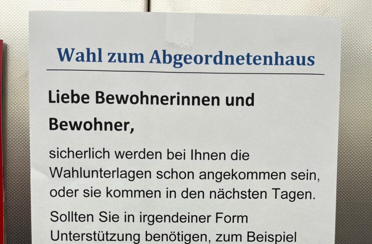 Foto der Woche: „Jede Stimme zählt!“ – Briefwahlhilfe im Caritas-Altenheim