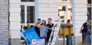 AfD-Plakatierer in Berlin angegriffen – sieben Polizeiwagen rücken an